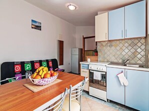 Apartemen (Two Bedroom Apartment with Terrace an) | Dapur kecil pribadi | Lemari es