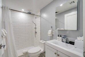 Baignoire, sĂšche-cheveux, serviettes fournies, shampoing