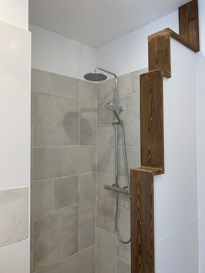 Dusche, Haartrockner, Seife, Shampoo