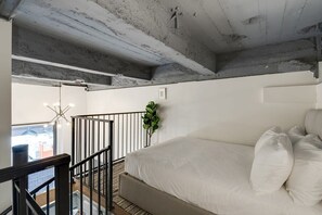 1 bedroom, desk, iron/ironing board, travel cot - Sosuite | 1BR Loft w Shared W/D, Gym, Lounge (Philadelphia)