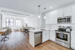 Réfrigérateur, four à micro-ondes, un four, surface de cuisson