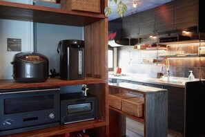 Réfrigérateur, four à micro-ondes, surface de cuisson