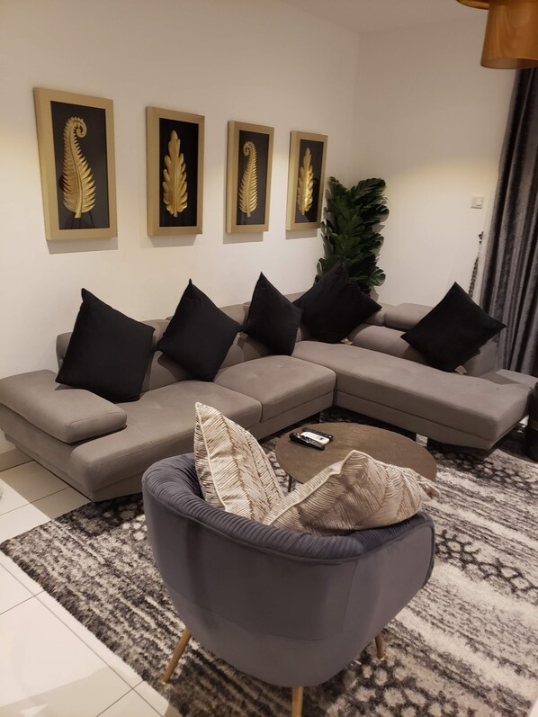 Computer monitors - EBS LEGENDSTwo bedroom duplex  (Accra)