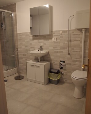 Appartement (One Bedroom Apartment with Terrace) | Salle de bain | Douche, articles de toilette (gratuits), serviettes fournies