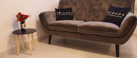 Apartemen (One Bedroom Apartment with Terrace) | Ruang keluarga | Televisi layar datar 25-inci dengan saluran TV kabel dan TV