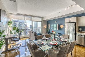 Interior - Stylish Condo with Balcony in Downtown Calgary (Calgary)