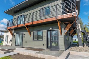 Exterior - Upscale Downtown Suite • Mt. Views • Walkable! (Palmer)