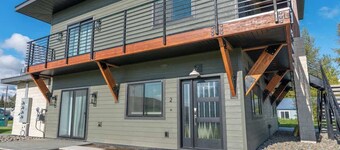 Upscale Downtown Suite • Mt. Views • Walkable!
