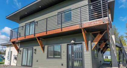 Upscale Downtown Suite • Mt. Views • Walkable!