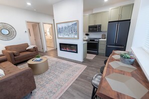 TV, Netflix, Hulu, streaming services - Suite 02 Downtown Palmer (Palmer)
