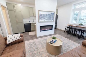 TV, fireplace, Netflix, Hulu