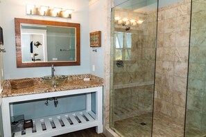 Combined shower/tub, towels