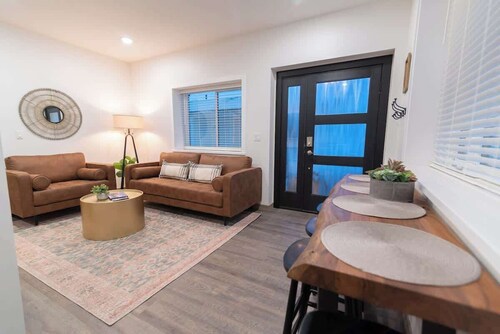 Modern Mountain View Suite • Walk to Downtown Eats