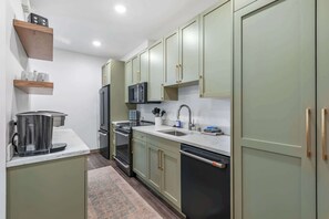 Cafetera y tetera, refrigerador, microondas y horno