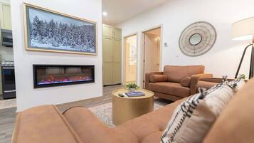 テレビ、暖炉、書斎 / ワークスペース