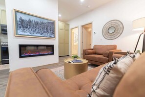 Televisie, een open haard en een kantoor