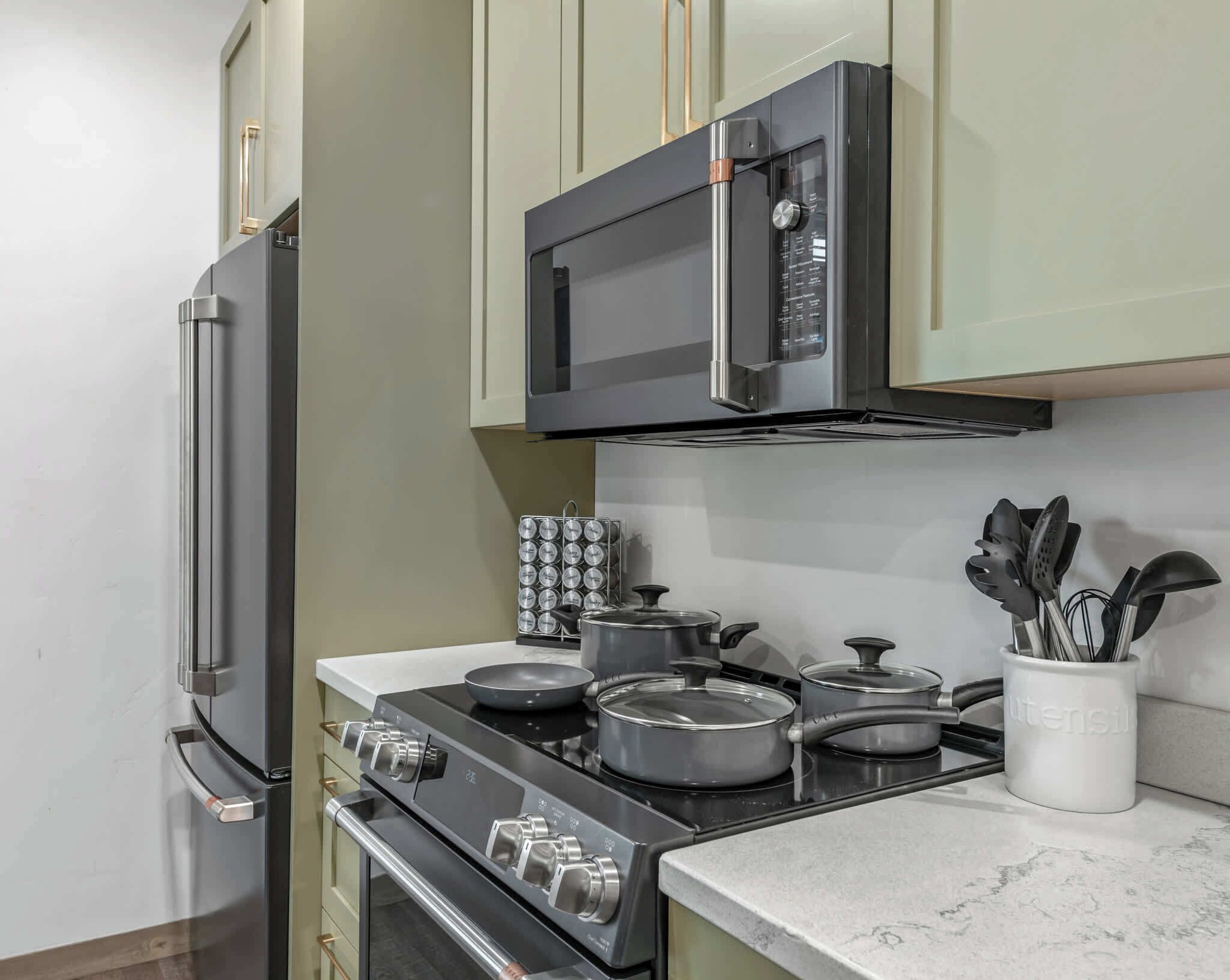 Coffee/tea maker, fridge, microwave, oven