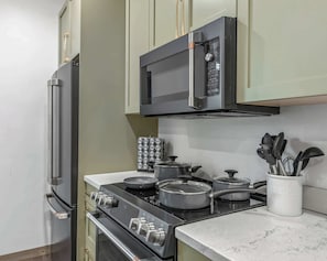 Kaffetrakter/tekoker, kjøleskap, mikrobølgeovn og ovn