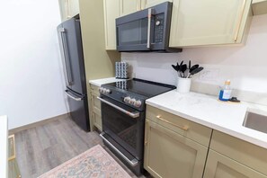 Refrigerador, microondas, horno y parrilla de estufa 