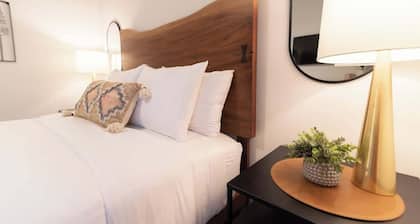 Modern Mountain View Suite • Walk to Downtown Eats