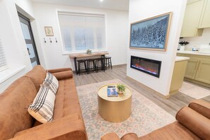 TV, fireplace - Suite 03 Downtown Palmer (Palmer)