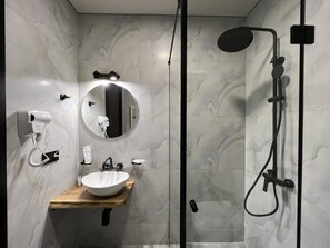 Economy tweepersoonskamer | Badkamer | Gratis toiletartikelen, een haardroger, badjassen, pantoffels