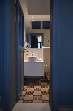 Phòng Deluxe | Phòng tắm | Bu ồng tắm vòi sen, đồ dùng nhà tắm miễn phí, máy sấy tóc 