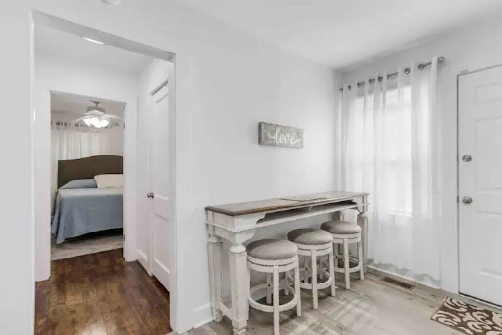 1 slaapkamer, een strijkplank/strijkijzer, gratis wifi, beddengoed