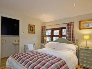 5 bedrooms, iron/ironing board, travel cot, free WiFi - Cosy Cumbrian Nook (Windermere)