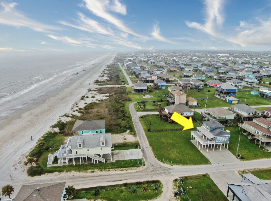 Across from beach! 280 ft. from sand, expansive deck, enjoy the 🔆 & ocean view 