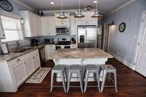 Fridge, microwave, oven, stovetop - Crystal Comfort at Crystal Beach, Bolivar Peninsula (Crystal Beach)