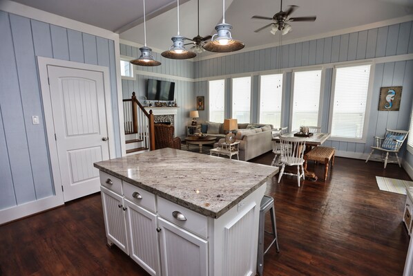 Smart TV, fireplace, books - Crystal Comfort at Crystal Beach, Bolivar Peninsula (Crystal Beach)