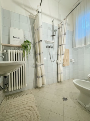 Basic Double or Twin Room | Bathroom | Bidet, towels