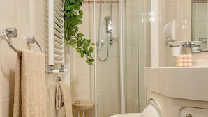 A modern bathroom with a glass shower enclosure, a toilet, and a sink. - Americana beach house (Rimini)
