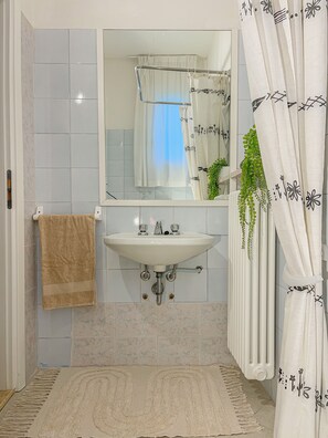 Basic Double or Twin Room | Bathroom | Bidet, towels - Americana beach house (Rimini)