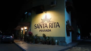 A building with a sign reading 'SANTA RITA POUSA DA' at night.