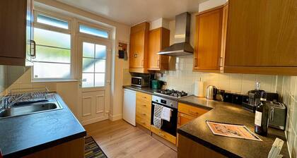 Flat w/ garden on Pitshanger Lane