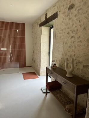Dusche, Haartrockner, Handtücher