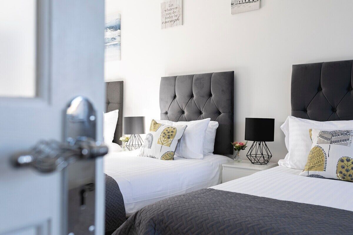 4 bedrooms, iron/ironing board, Internet, bed sheets