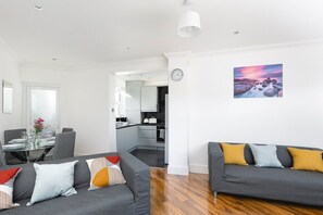 TV - Skyvillion Apartments - Ascot Gardens Enfield - 2Bed House with Garden w/Parking (Greater London)
