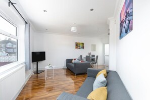 TV - Skyvillion Apartments - Ascot Gardens Enfield - 2Bed House with Garden w/Parking (Greater London)
