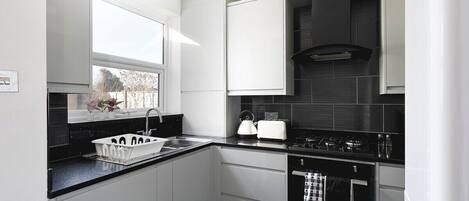 Kjøleskap, kaffetrakter/tekoker, kjøkkenutstyr og krydder