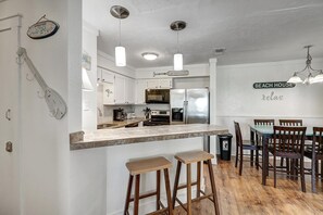 Dining - Heated swimming pool, hot tub and beach access! (Port Aransas)