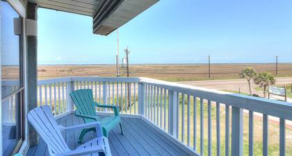 Heated swimming pool, hot tub and beach access!