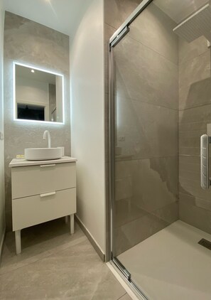 Shower, towels, soap, shampoo - House with pool and garden in a quiet town (NICE)