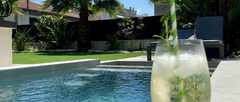 Una piscina al aire libre