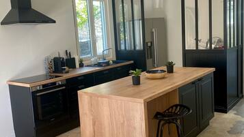 Een koelkast, een oven, een kookplaat, een vaatwasser