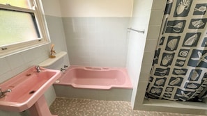 Bathtub, toilet paper - Conn's Cottage - short walk to the Country Club (South West Rocks)