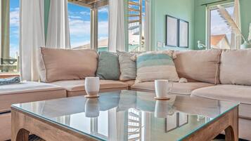 Smart TV, chimenea, videojuegos y tenis de mesa