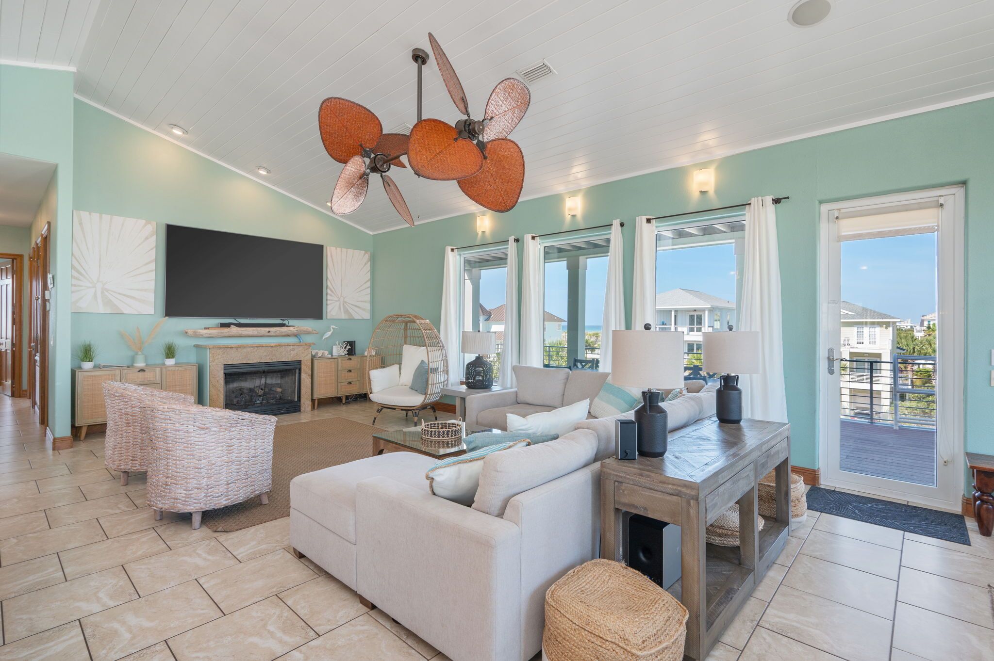 Téléviseur connecté, foyer, jeux vidéo, table de ping-pong